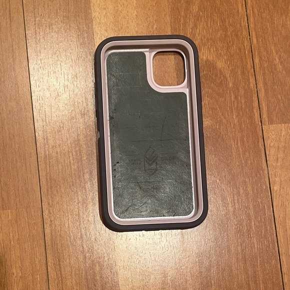 Otter box case in purple… size: iphone 11 - Picture 2 of 4